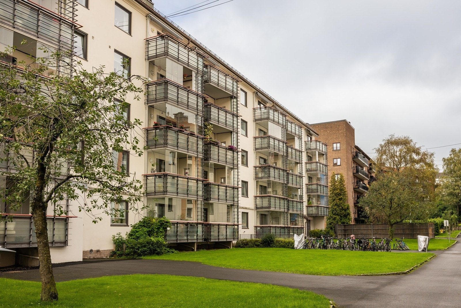 Gjøvikgata er en skjermet og trafikkstille gate som ligger tilbaketrukket, men likevel sentralt på Sagene. Galleribilde