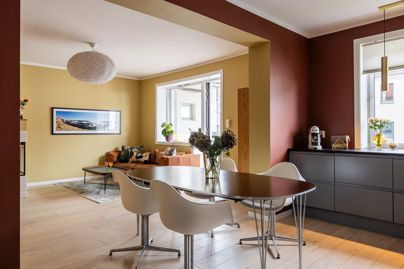 I stuen og øvrige oppholdsrom er gulvene belagt med en parkett og veggene malt i moderne farger. Galleribilde