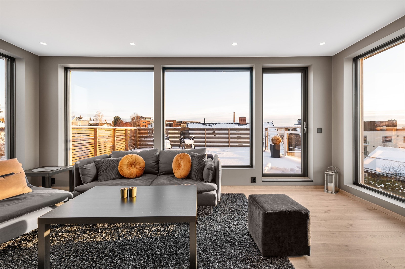 Lys og anvendelig TV-stue i andre etasje med store vindusflater. Galleribilde