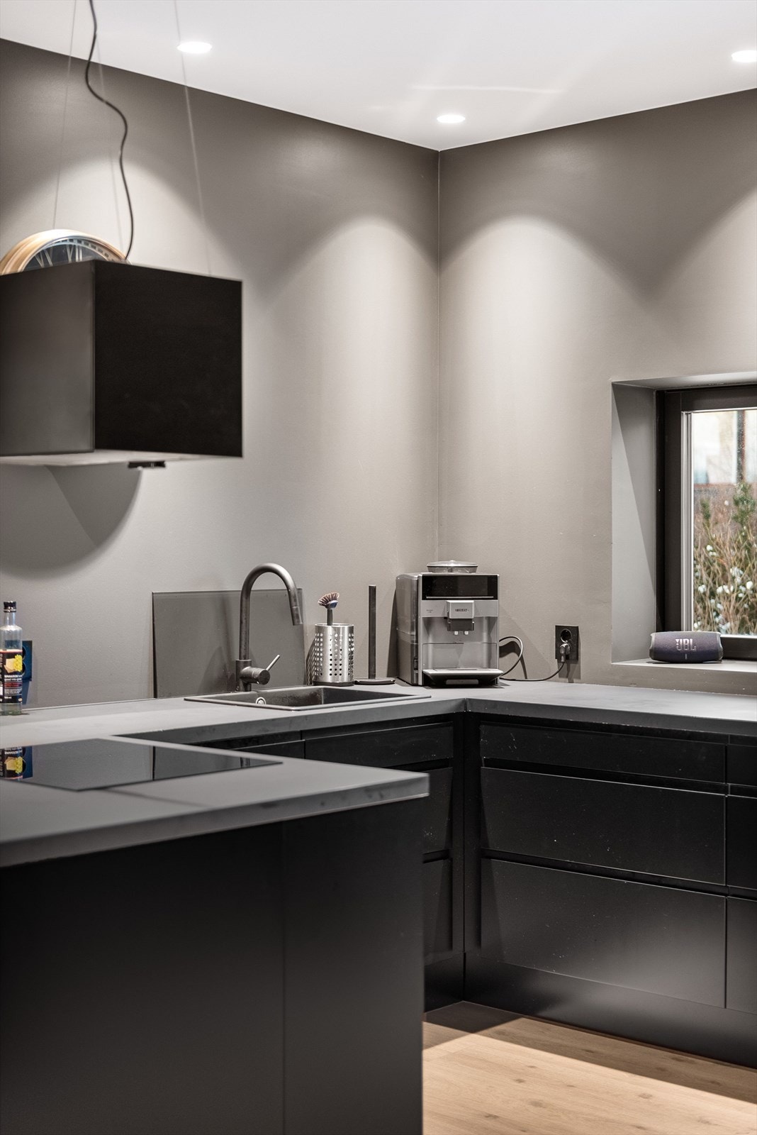 Moderne kjøkkeninnredning fra 2021 med stilrene, glatte fronter på underskap og skuffer. Galleribilde