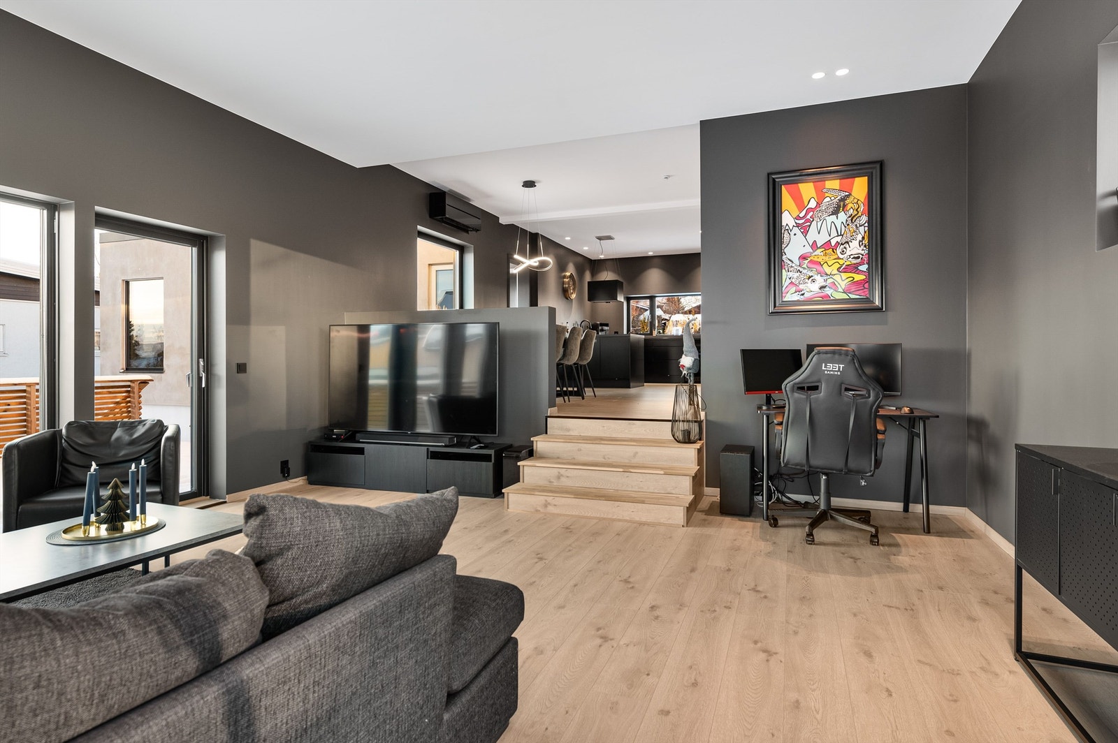 Stuen ligger i et lite nivå under spisestue/kjøkken, men med åpen løsning mellom rommene. Galleribilde