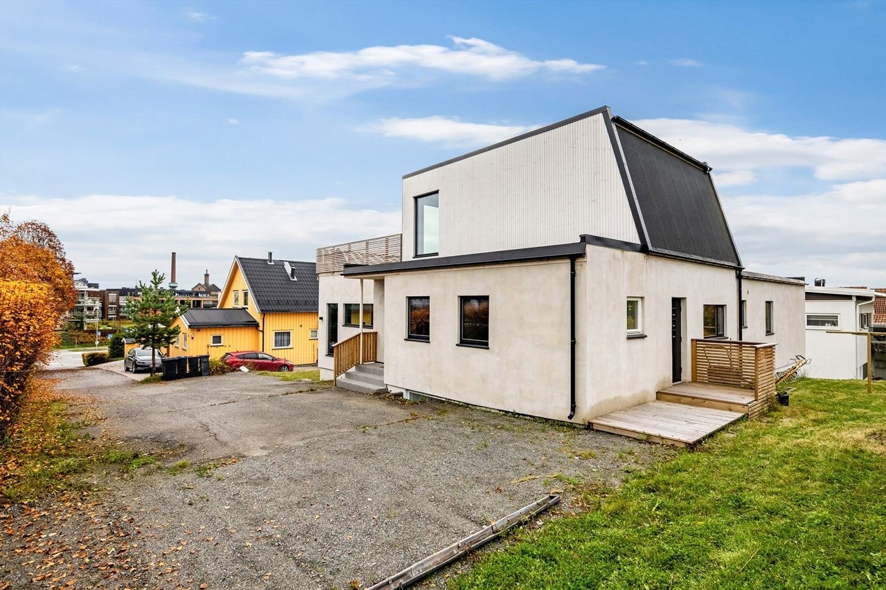 Enebolig betydelig oppgradert i 2021 med ny etasje og moderne fasade. Galleribilde