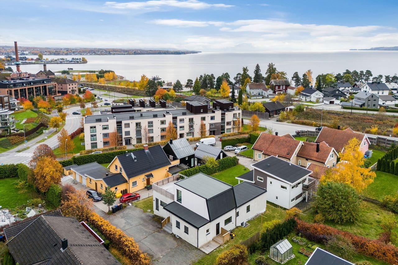 Attraktiv beliggenhet med umiddelbar nærhet til Mjøsa, Koigen badestrand og den flotte Strandpromenaden. Galleribilde