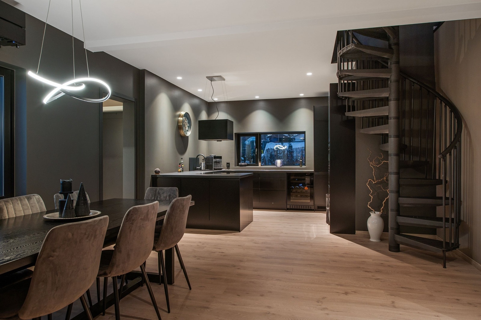 God plass til langbord for hyggelige middager med venner og familie. Galleribilde