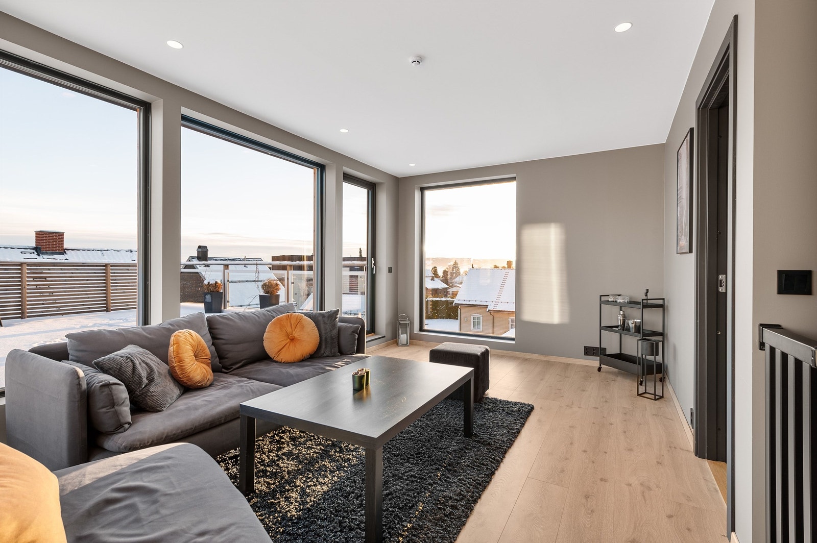 Fra TV-stuen er det direkte utgang til en solrik terrasse på 35m². Galleribilde