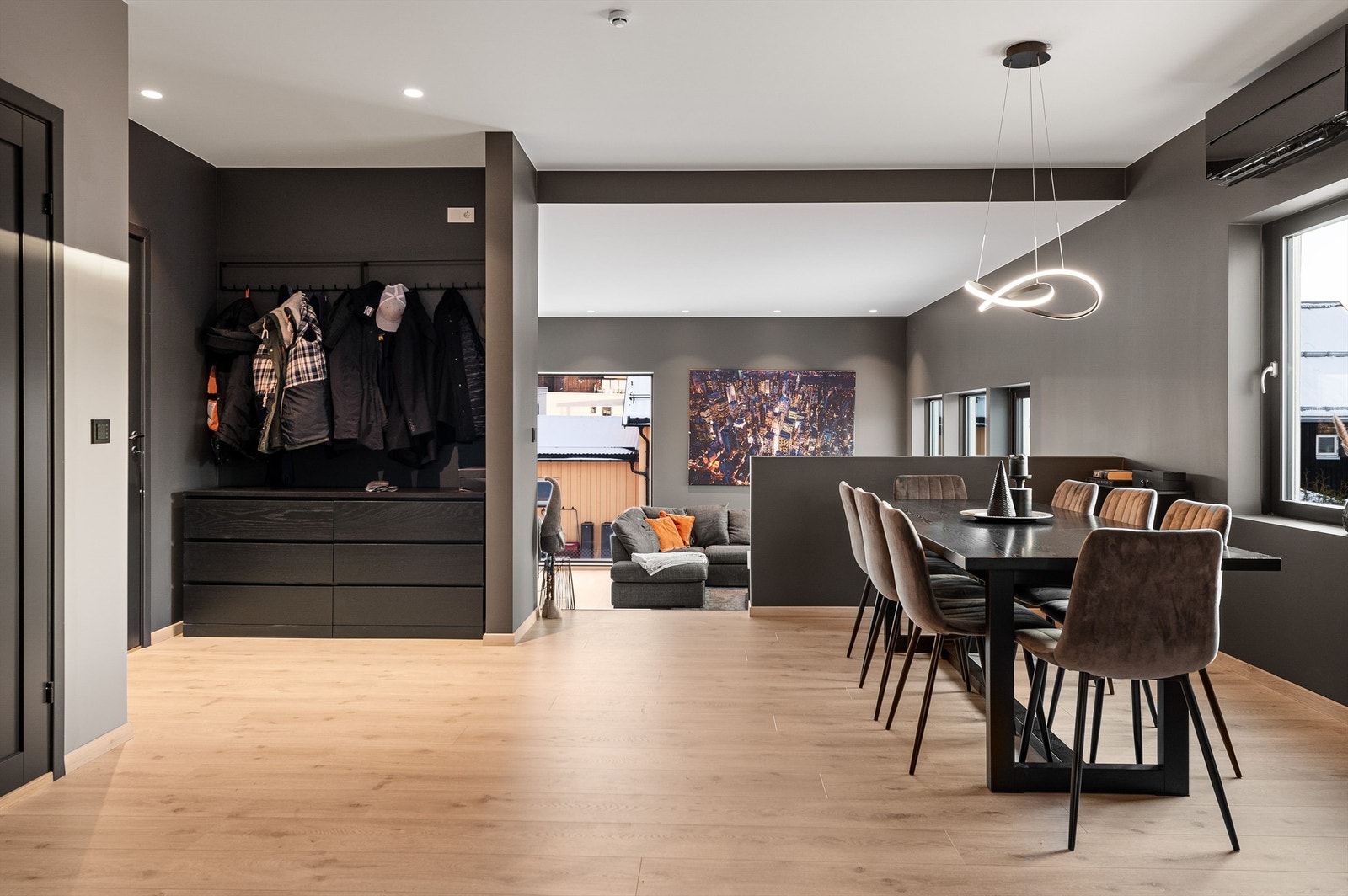 Spisestuen har en sentral plassering i boligens 1. etasje. Galleribilde