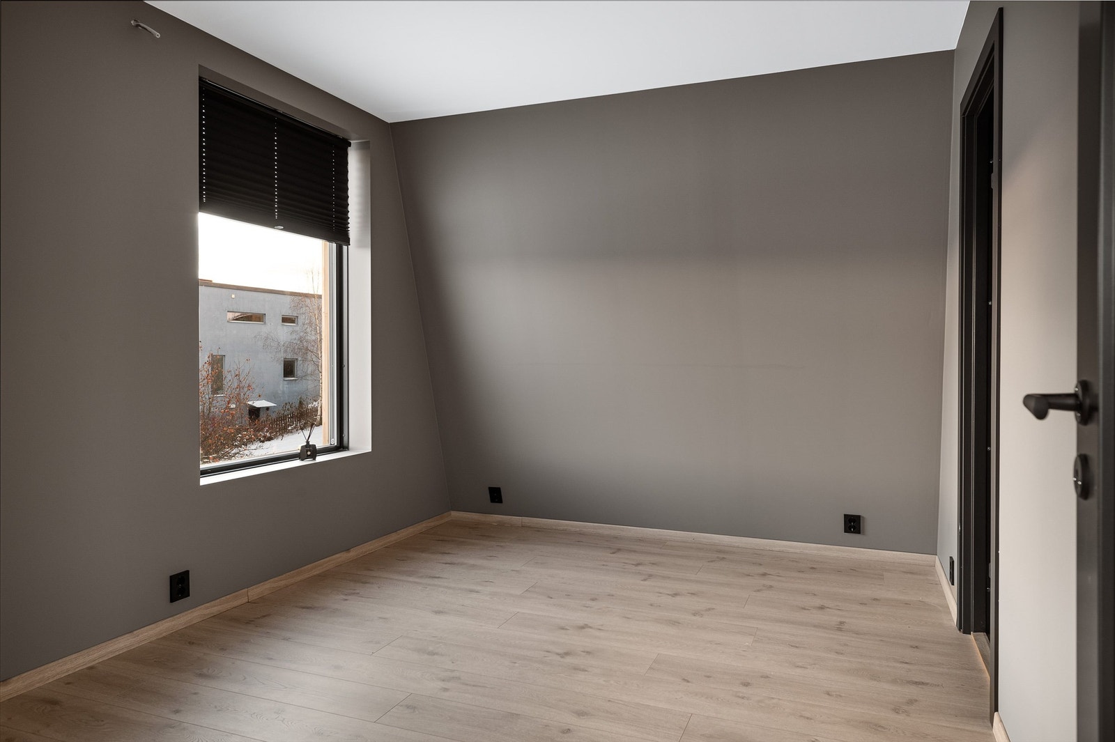 Romslig soverom i 2. etasjen med plass til dobbeltseng og garderobe. Galleribilde