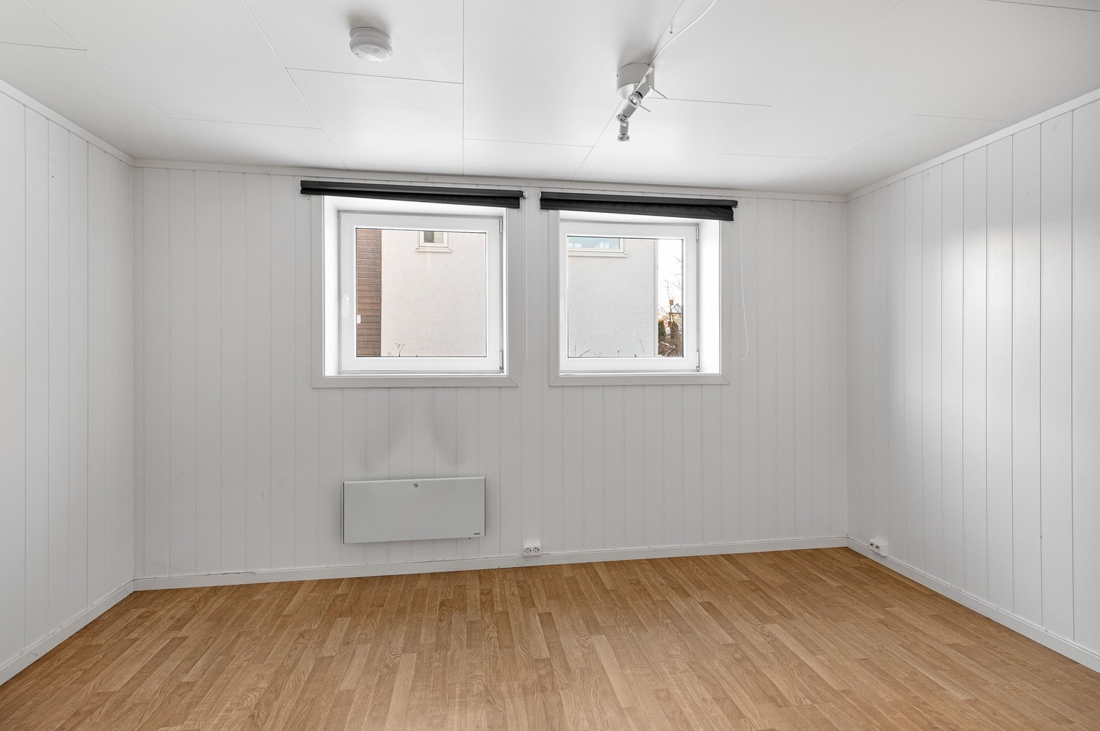 Et av kjellerens innredede rom, anvendelig som kontor eller hobbyrom. Galleribilde