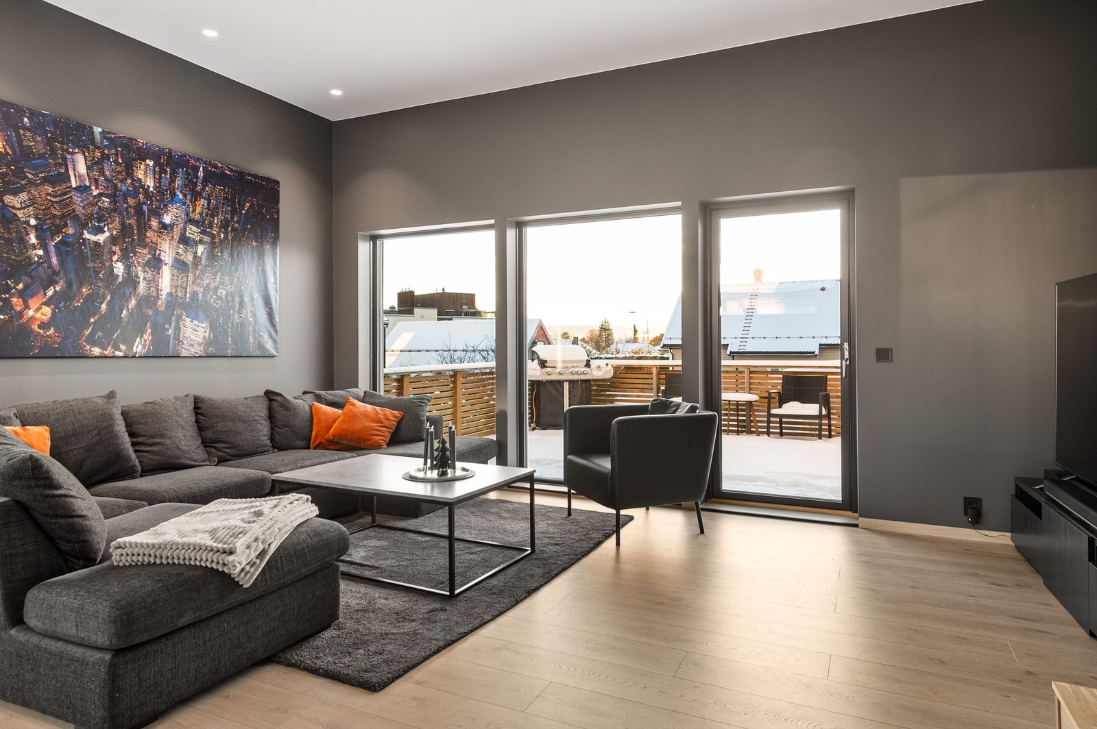 Store glassflater på flere vegger slipper inn godt med dagslys. Galleribilde