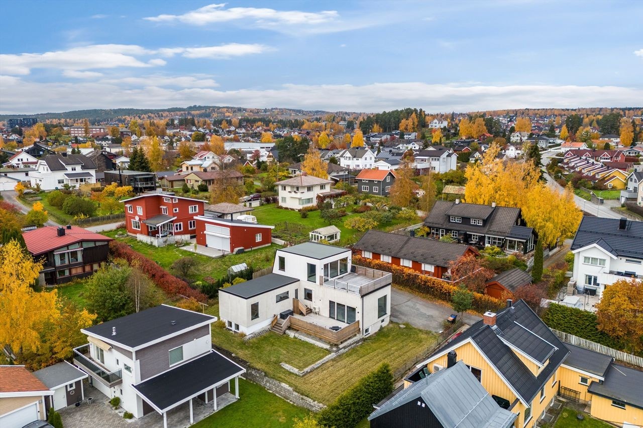 Eiendommen ligger i et veletablert boligområdet med alt av fasiliteter innen kort avstand. Galleribilde