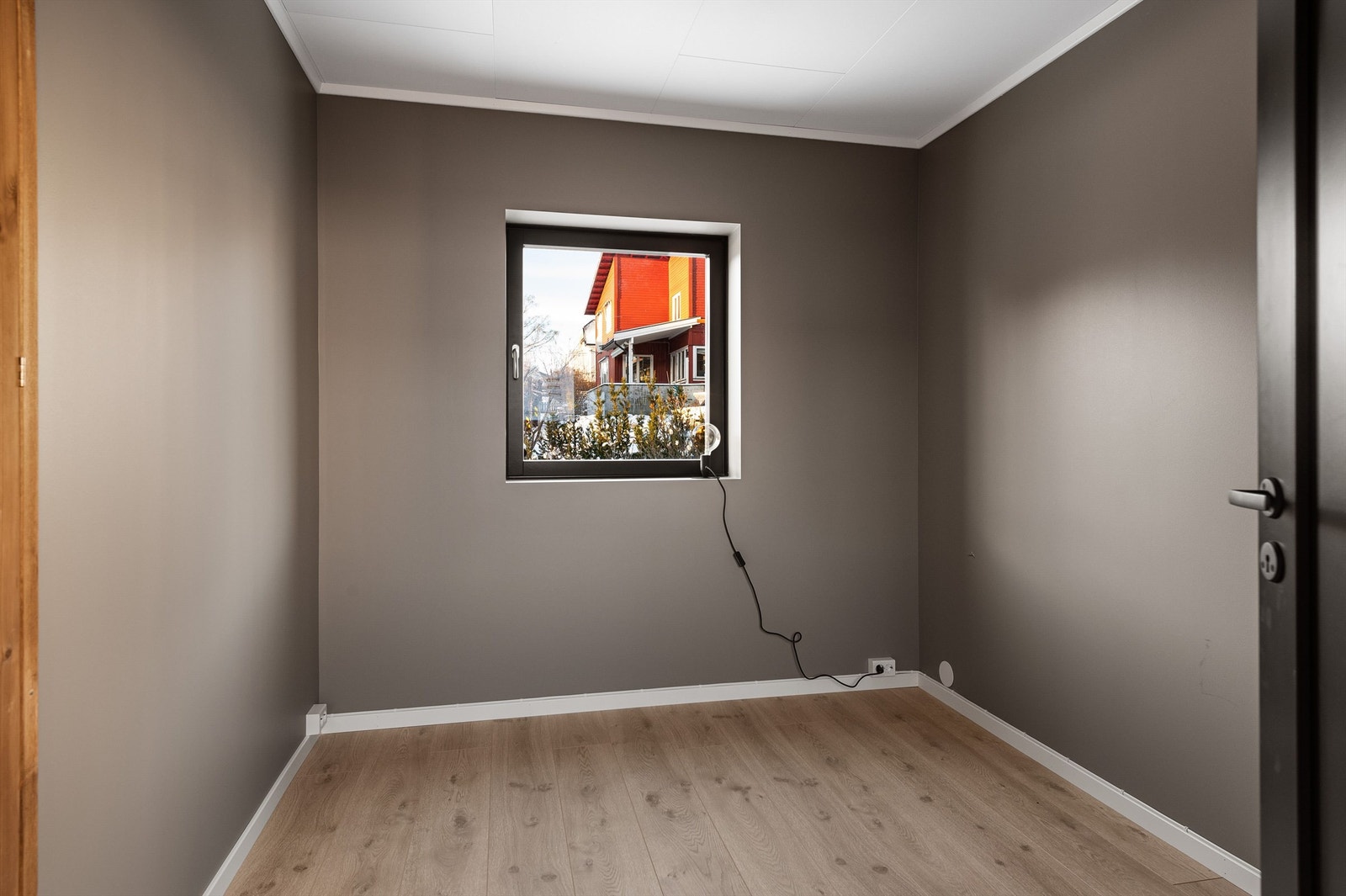 Soverom med laminatgulv og malte flater, klart for personlig preg. Galleribilde