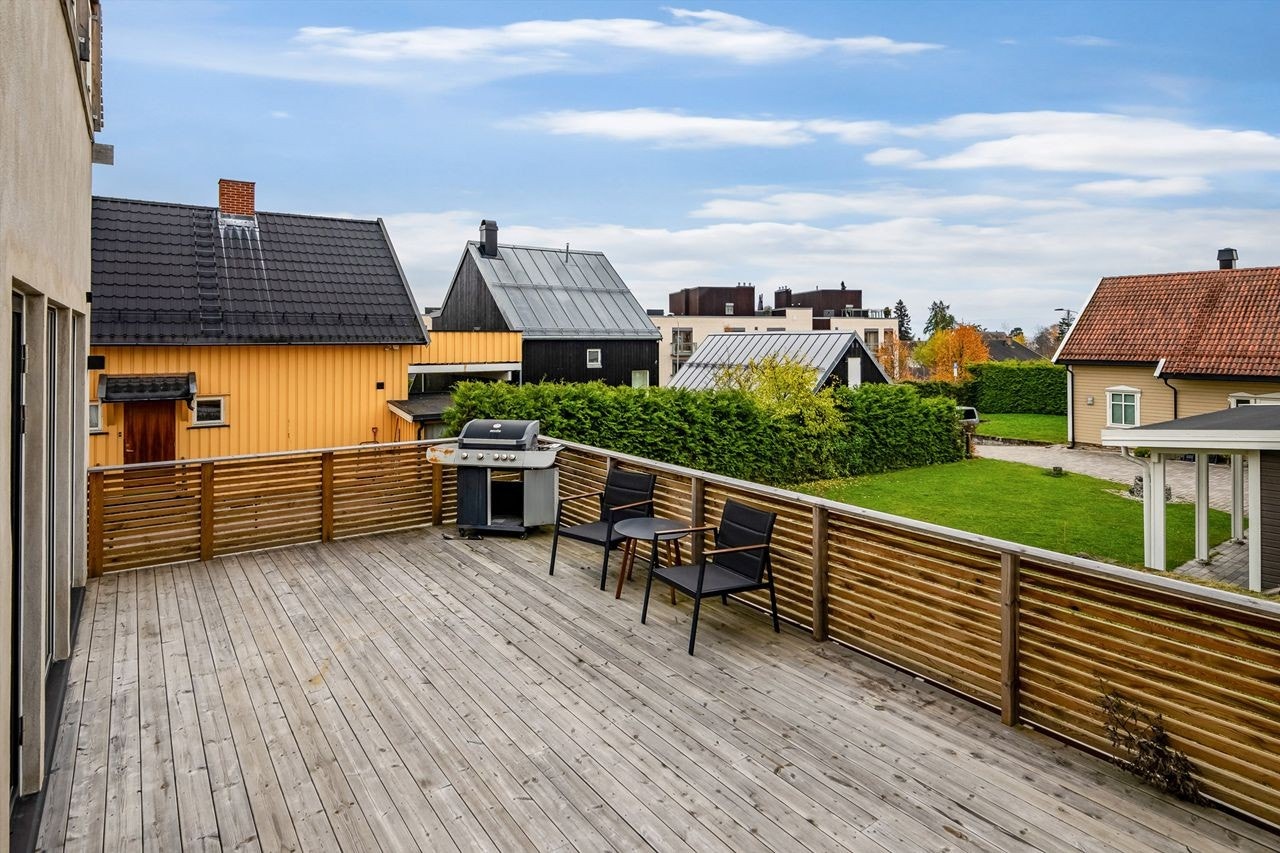 Romslig terrasse med gode møbleringsmuligheter i 1. etasje. Galleribilde