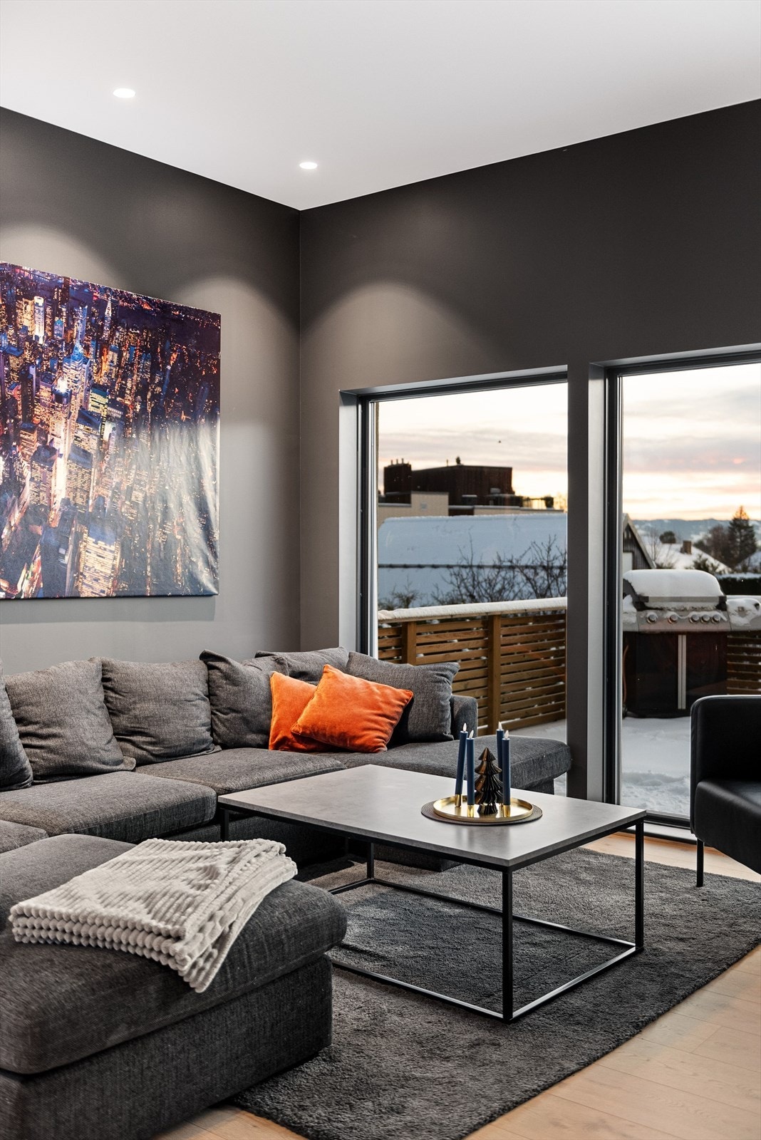 Stuen har direkte utgang til en romslig, sørvestvendt terrasse på 38m². Galleribilde