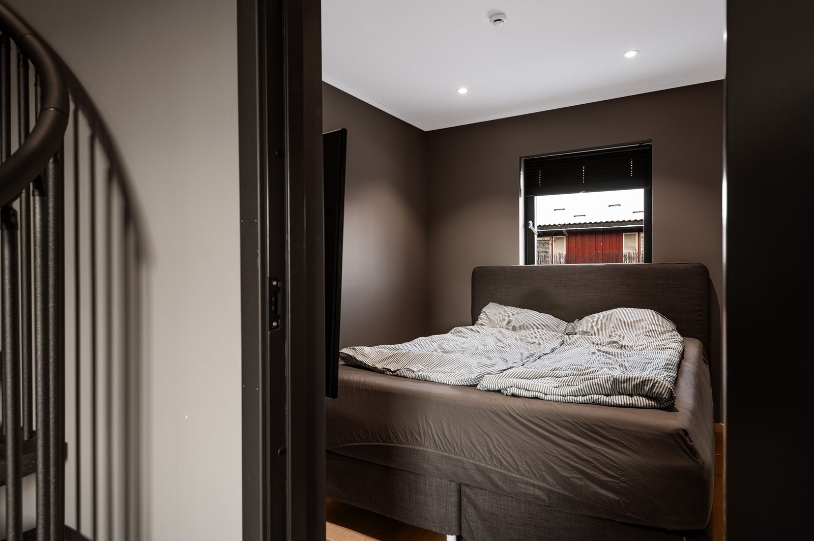 Hovedsoverommet i 1. etasje ligger siden av trappen opp til 2. etasje. Galleribilde