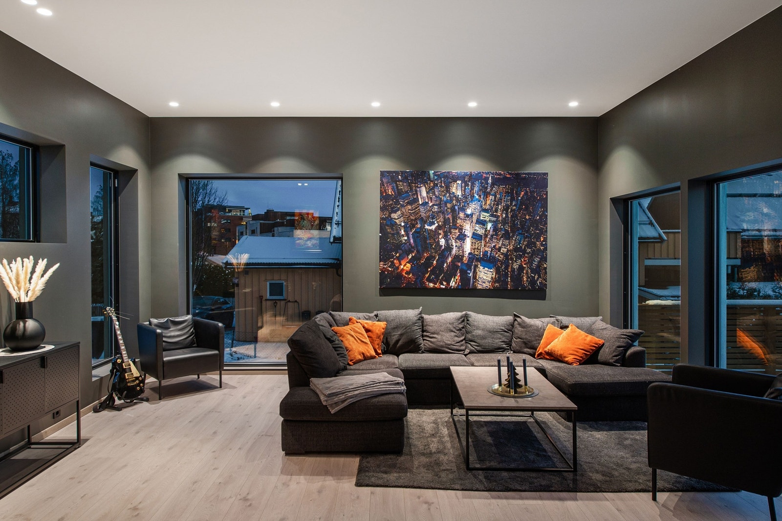 Stuen har en lun og hyggelig atmosfære for sosialt samvær. Galleribilde