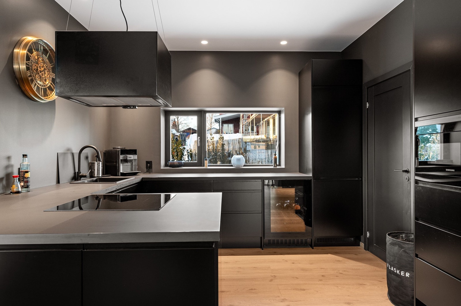 Kjøkkenet er utstyrt med integrerte hvitevarer, inkludert et praktisk vinkjøleskap. Galleribilde