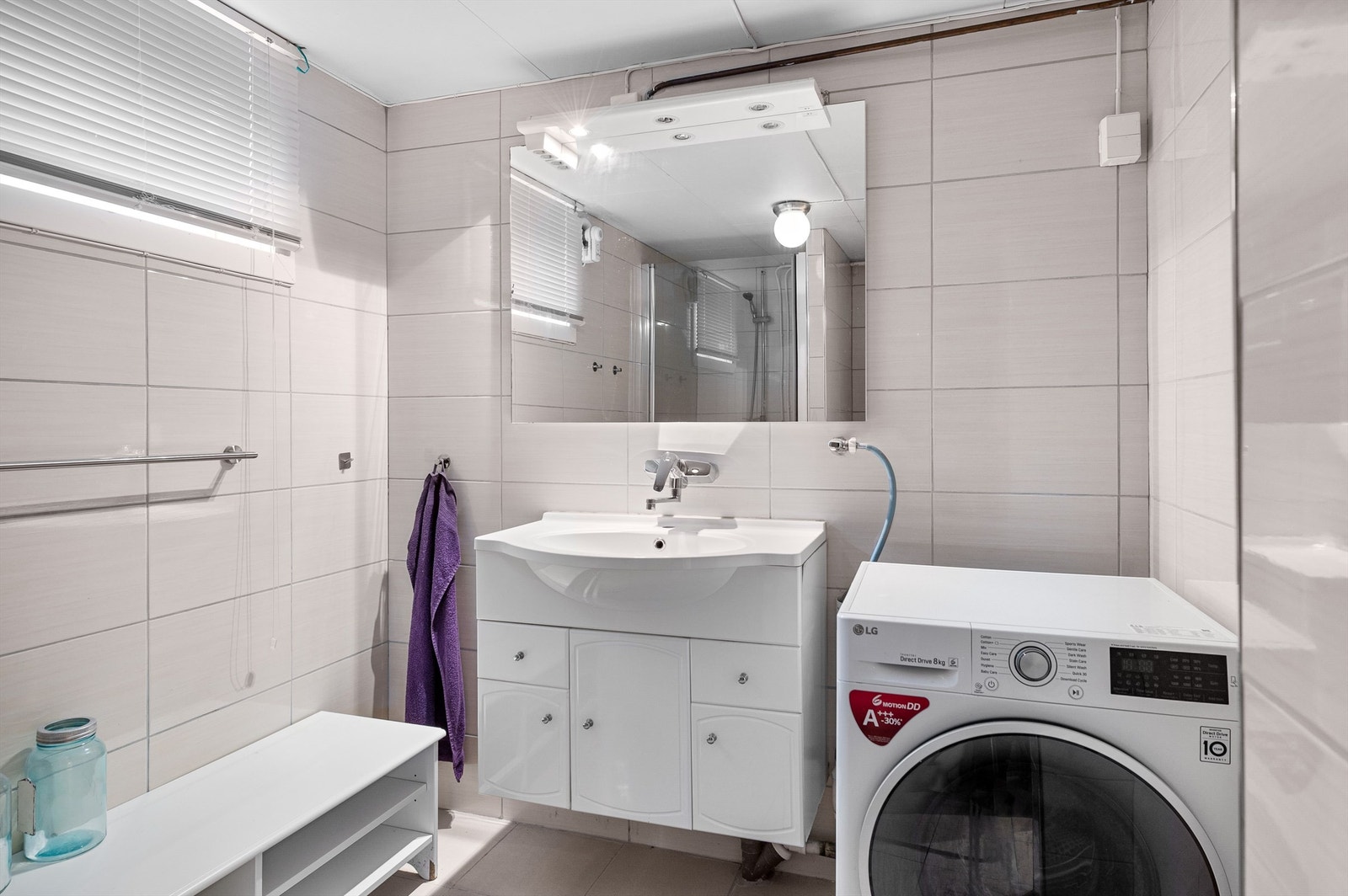 Bad i kjelleren med dusjnisje, servant og opplegg for vaskemaskin. Galleribilde