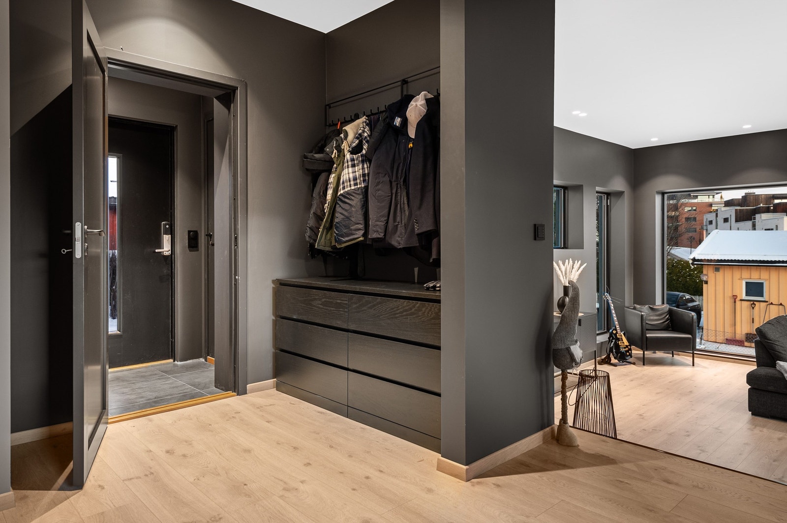 Entré med god plass til oppbevaring av yttertøy og sko. Galleribilde