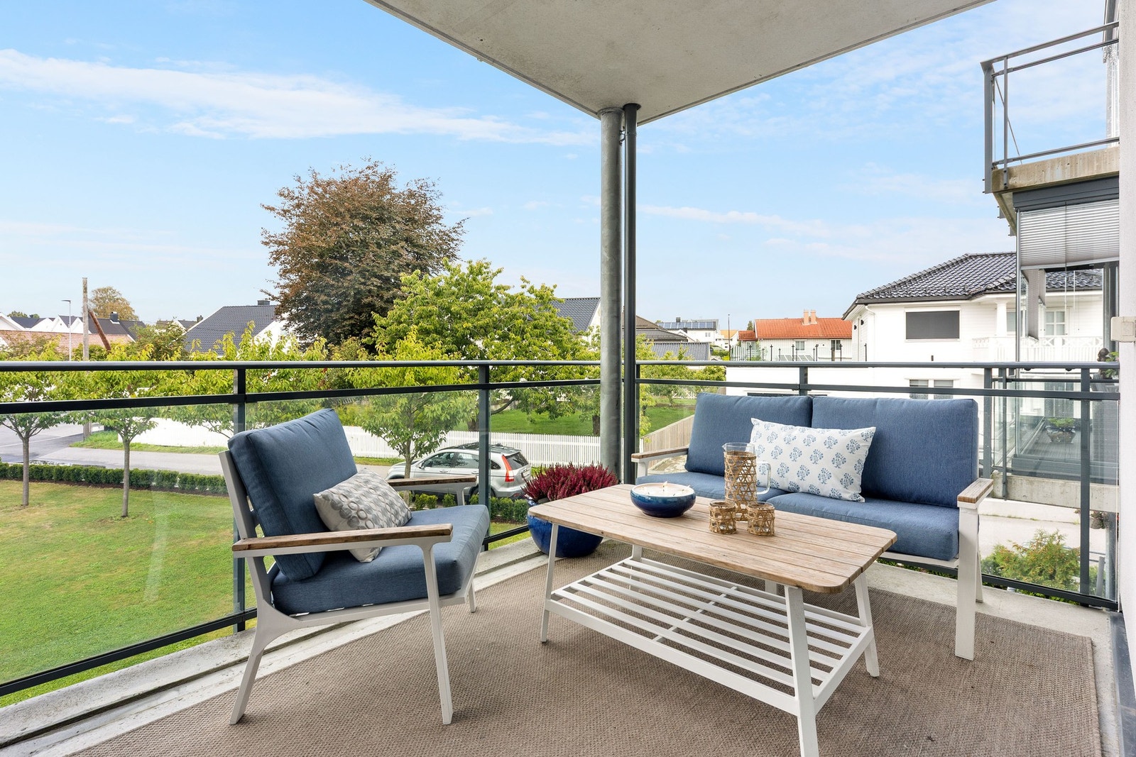 Balkongen har plass til utemøbler . Romslig og luftig - perfekt for avslapning utendørs. Galleribilde