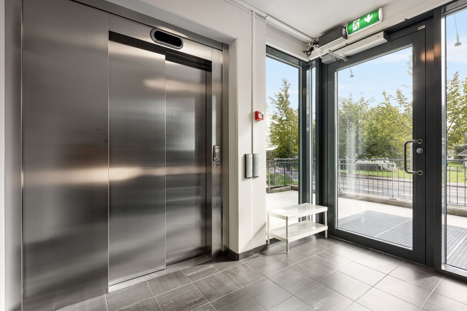 Inngangsparti med heis. Galleribilde