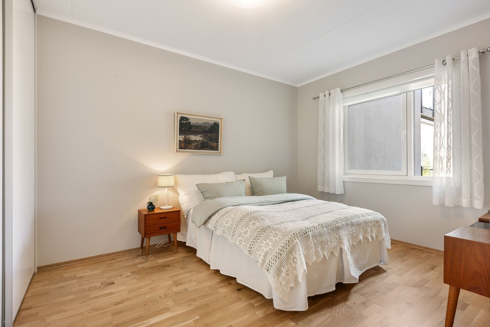 Soverom med god plass til dobbeltseng og tilhørende møblement. Galleribilde