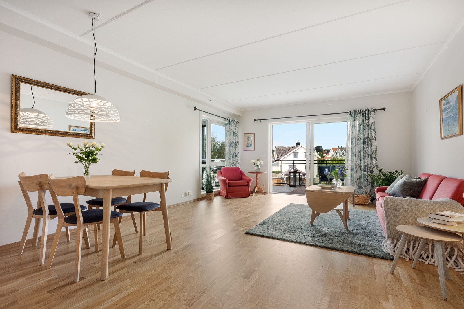 Stuen har god plass til møblering og det er romslig plass til spisebord og sofagruppe. Galleribilde