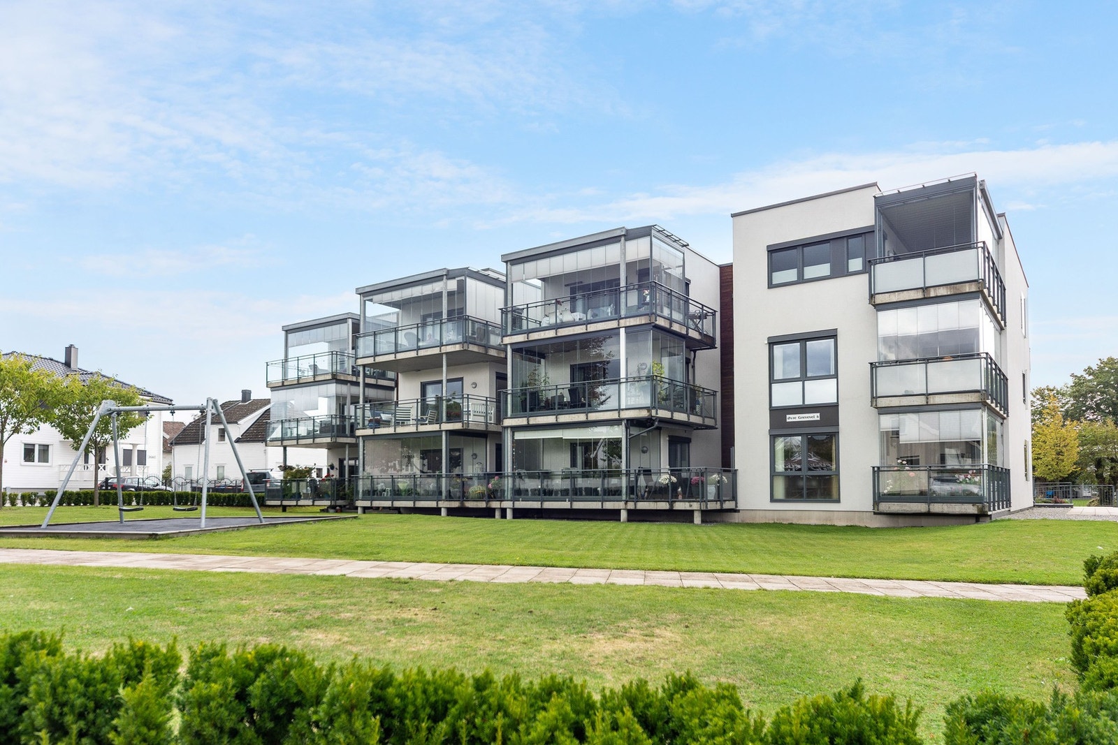 Leilighetsbygg med moderne uttrykk med grønne fellesarealer. Galleribilde