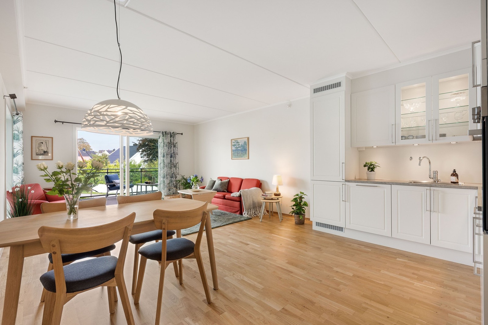 Lys og åpen stue stue/kjøkkenløsning. Galleribilde