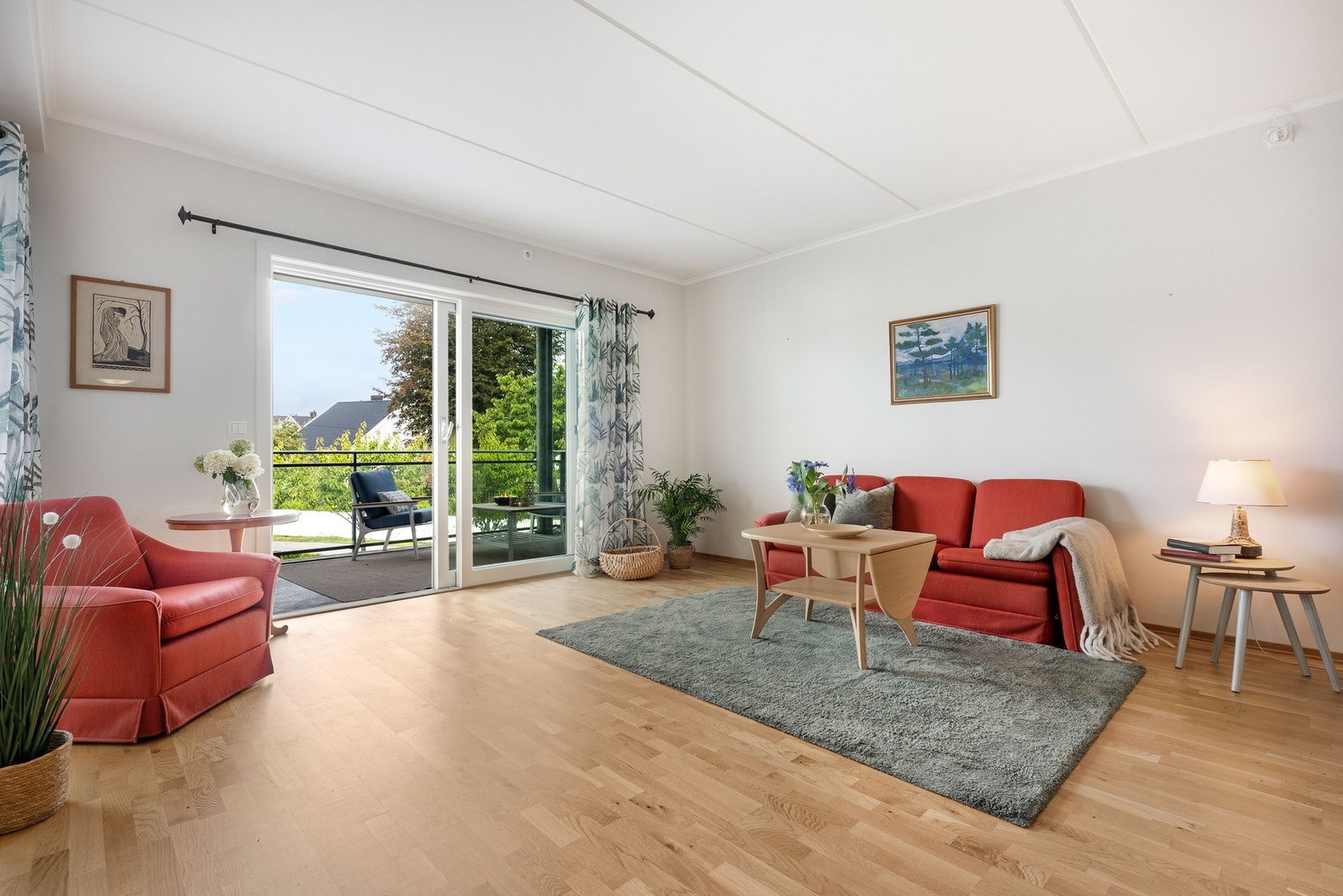 Lyst og luftig med skyvedør til balkong. Galleribilde