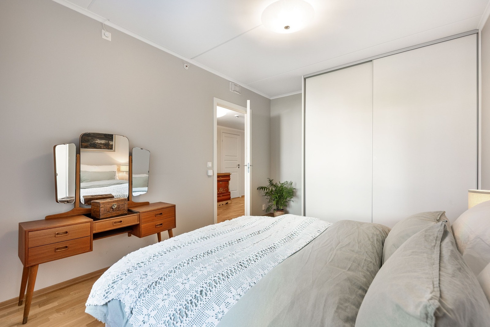 Soverom med skyvedørsgarderobe. Galleribilde