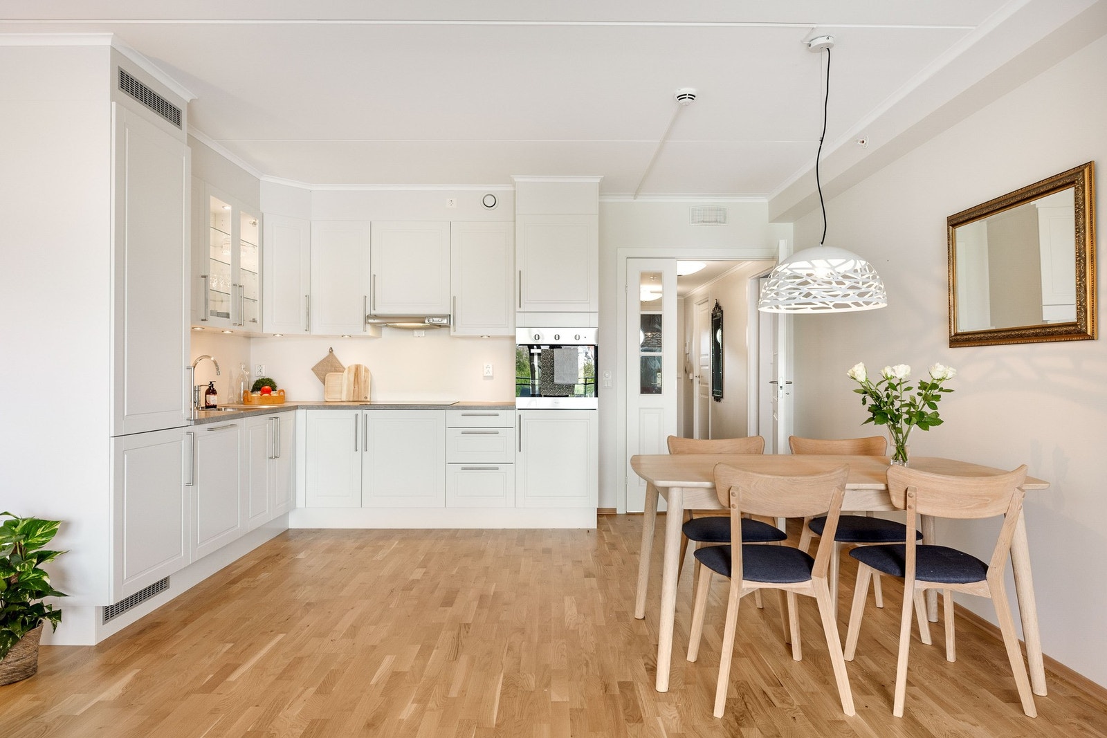 Kjøkkenet er lyst og moderne med integrerte hvitevarer . Galleribilde