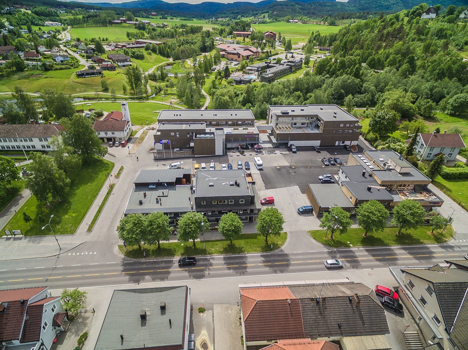 Sentral beliggenhet midt i Bø sentrum.
Parkering utenfor.
Rema nærmeste nabo. Galleribilde