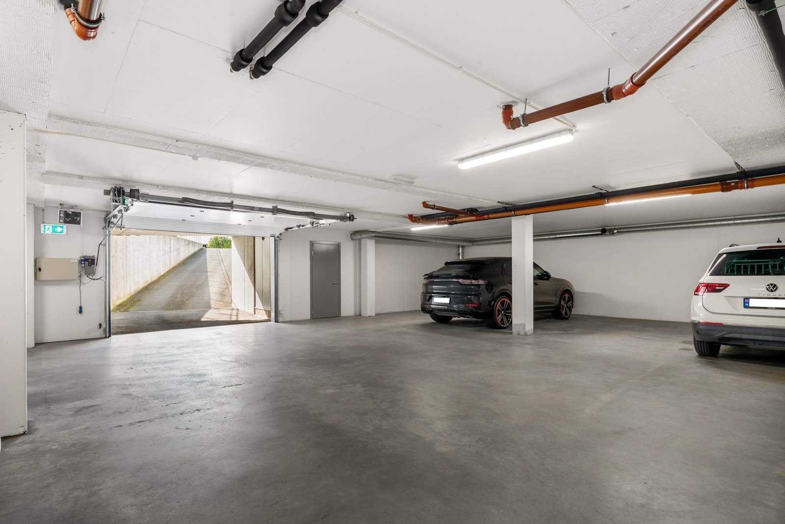 Det medfølger to garasjeplasser i midten av garasjeanlegget som gir enkel adkomst. Galleribilde