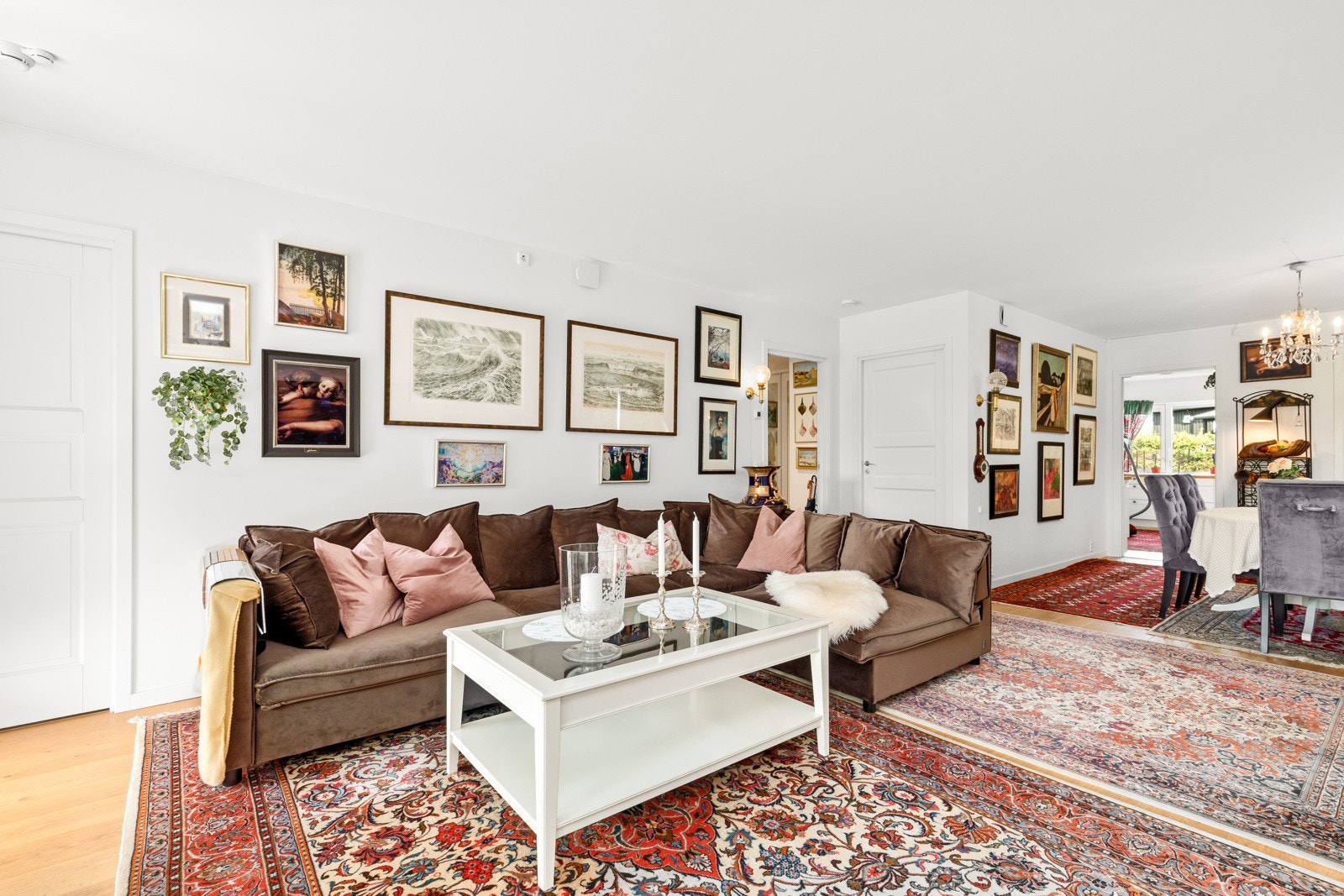 Leiligheten har Eaton Xcomfort Smarthus løsning med app styring for lys og varme, og trådløse lysbrytere som kan flyttes etter behov. Galleribilde