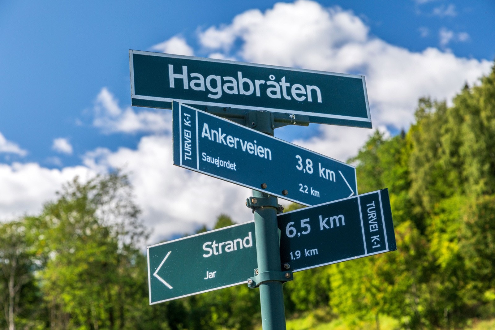 Hagabråten friområde ligger i umiddelbar nærhet, og her finnes skøytebane, samt ski- og akemuligheter for barn på vinterstid. Galleribilde