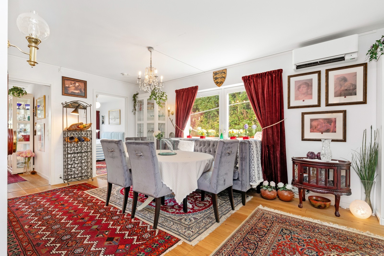 Det er også plass til en hyggelig spisegruppe i stuen. Galleribilde