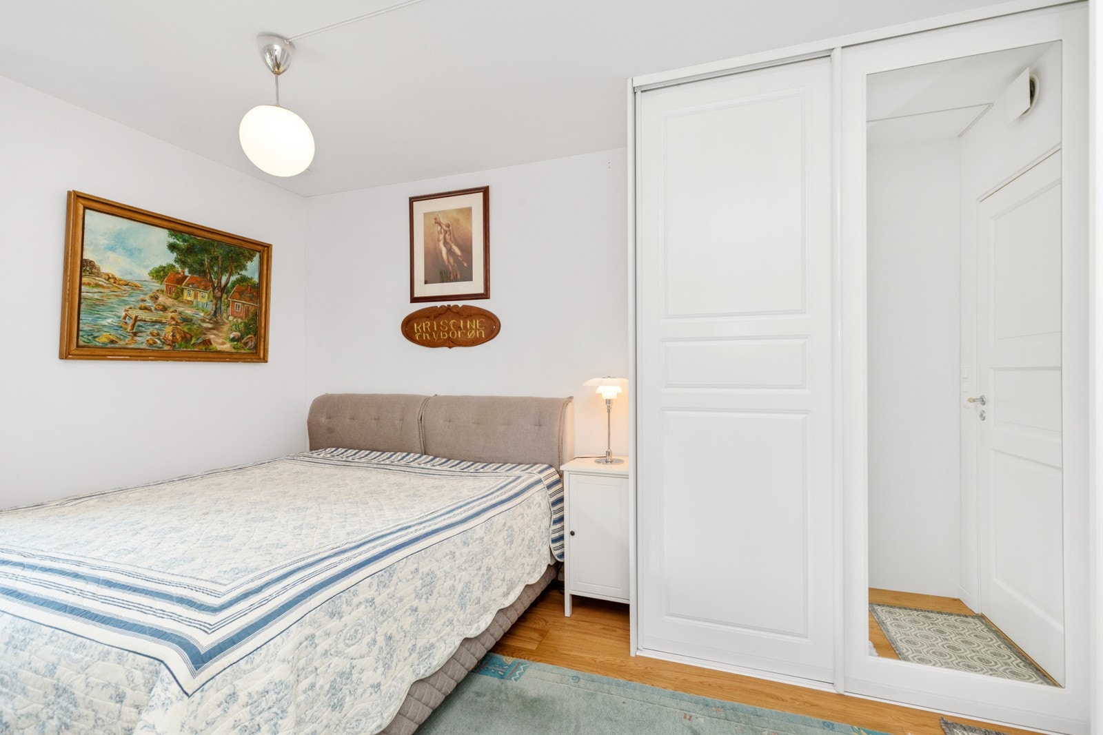 Hovedsoverommet er romslig med god plass til seng og oppbevaringsmuligheter, og tilgang til eget bad. Galleribilde