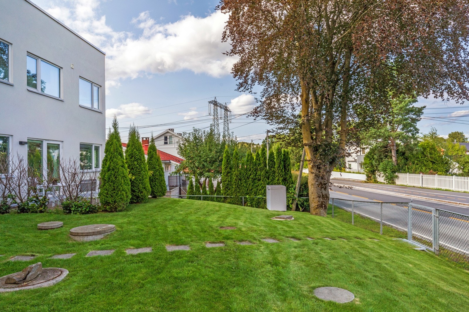 Ekslusiv bruksrett på fellesarealet rundt leiligheten, hver seksjon har en del hver + felles på baksiden (Nordveien) utenom denne leiligheten og naboen sitt terrasse området. Galleribilde