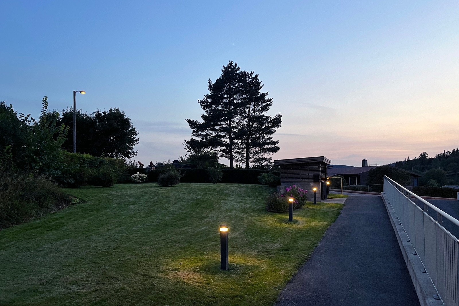 Parkmessig opparbeidet tomt med belysning. Galleribilde