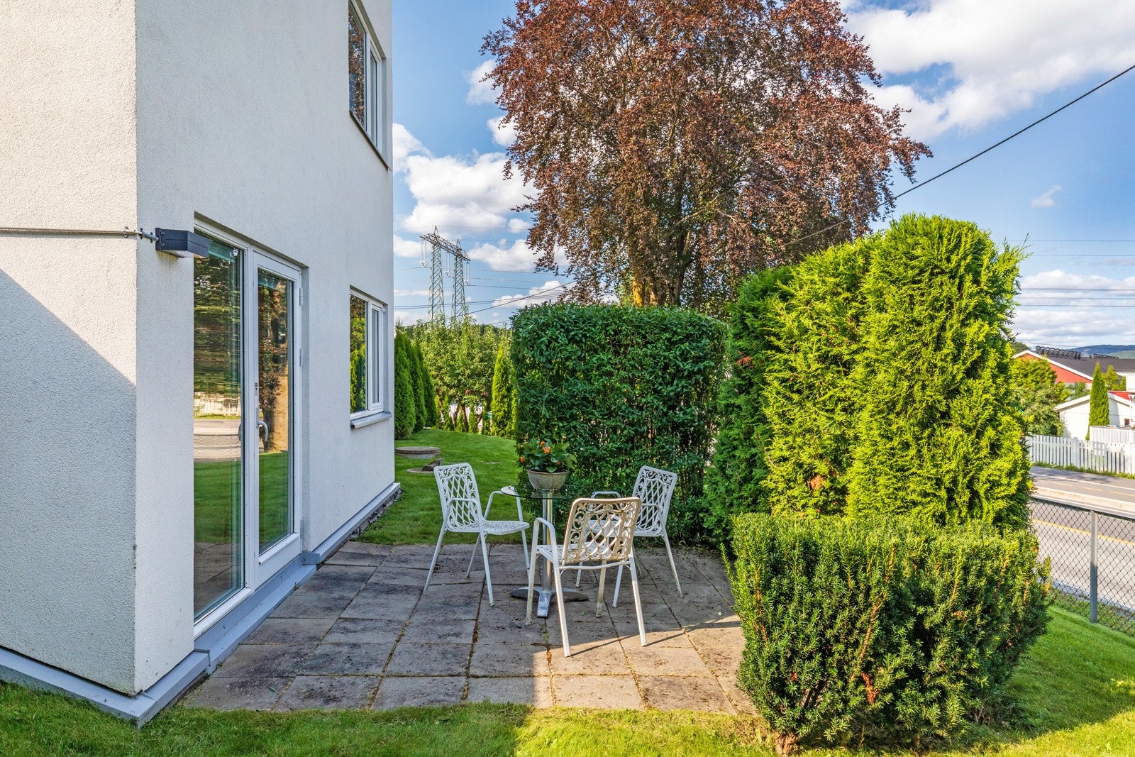 Hyggelig sittegruppe som ligger skjermet overfor naboer. Galleribilde