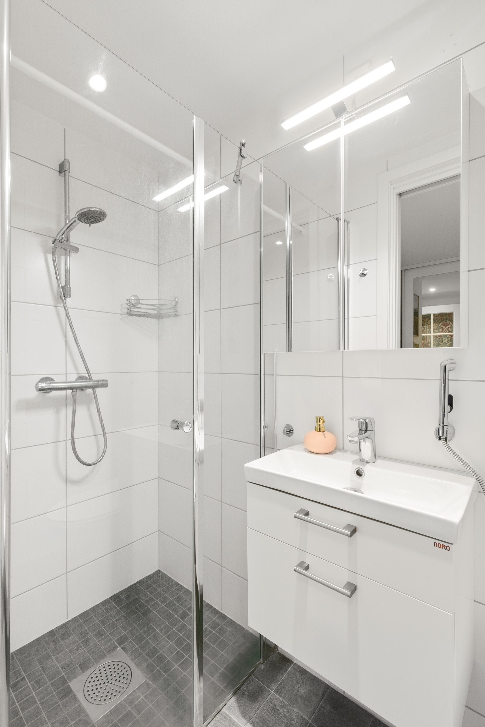 Leiligheten har to bad. Begge badene og byggets varmeanlegg er bygget av Bærum Rørleggerbedrift AS. Galleribilde