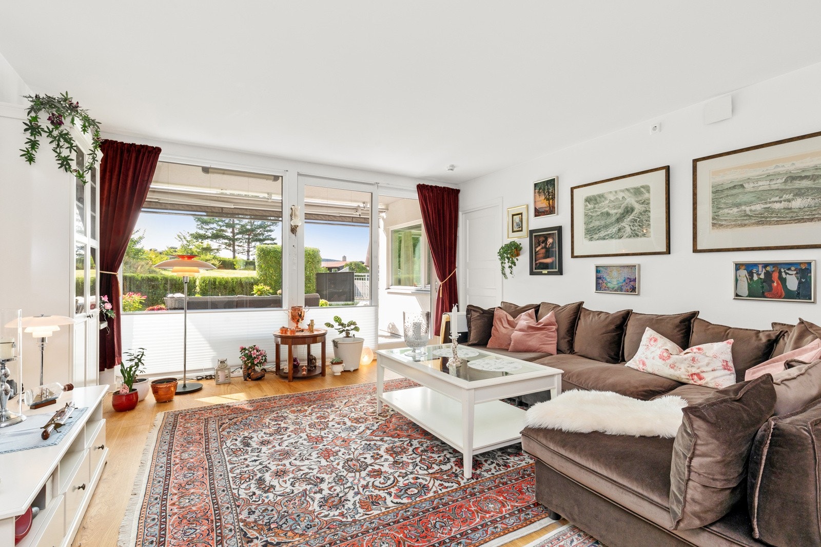 Stuen er lys og romslig med god plass til sofagruppe med tilhørende møblement. Galleribilde