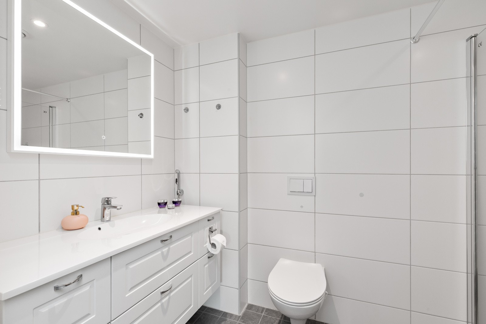 Begge baderommene er utstyrt med gulvvarme, flislagte gulv og flislagte vegger. Galleribilde