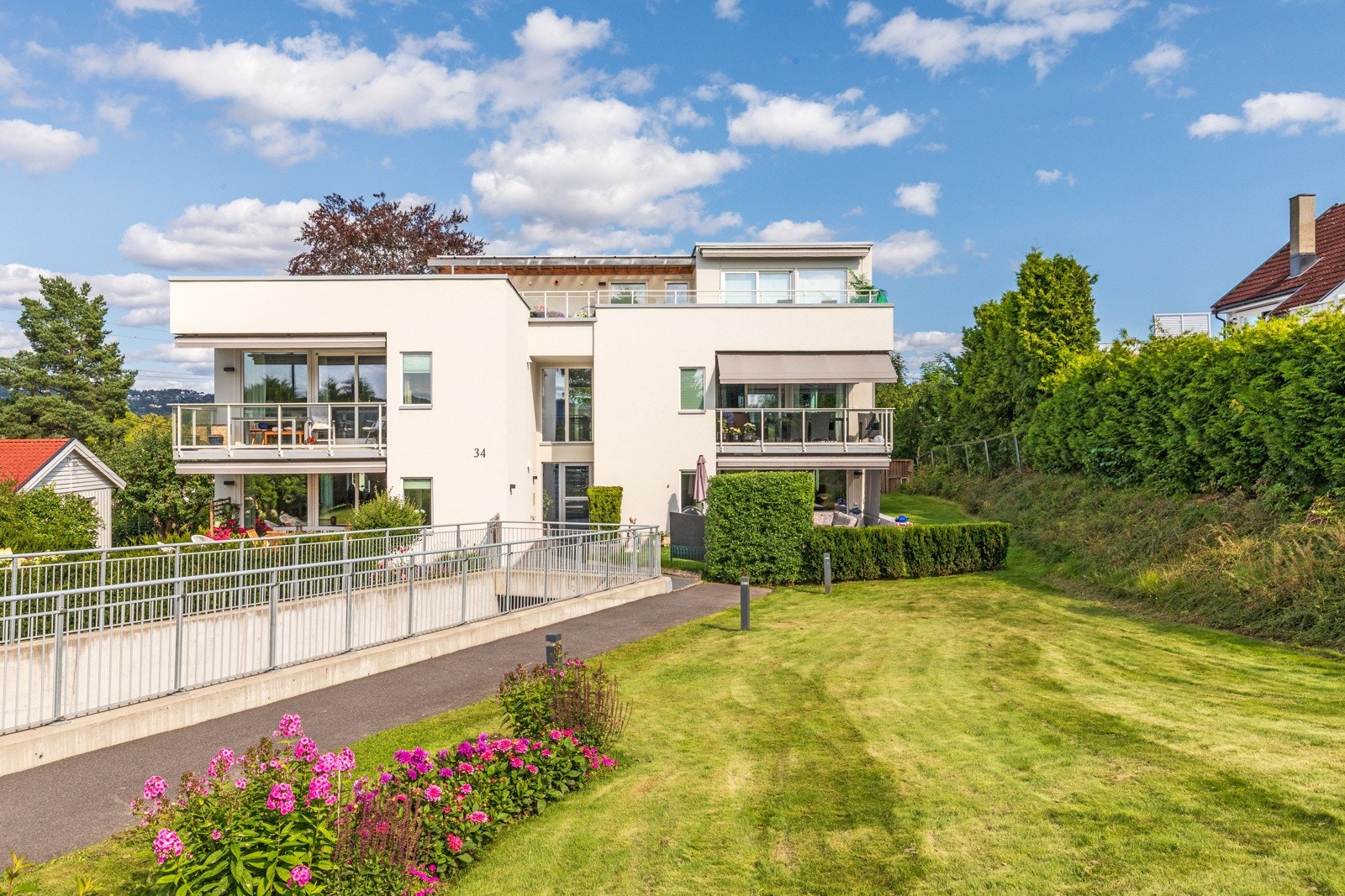 Eiendommen har en svært attraktiv beliggenhet i barnevennlige og rolige omgivelser i et etablert boligområde Jar/Grav i Bærum. Galleribilde