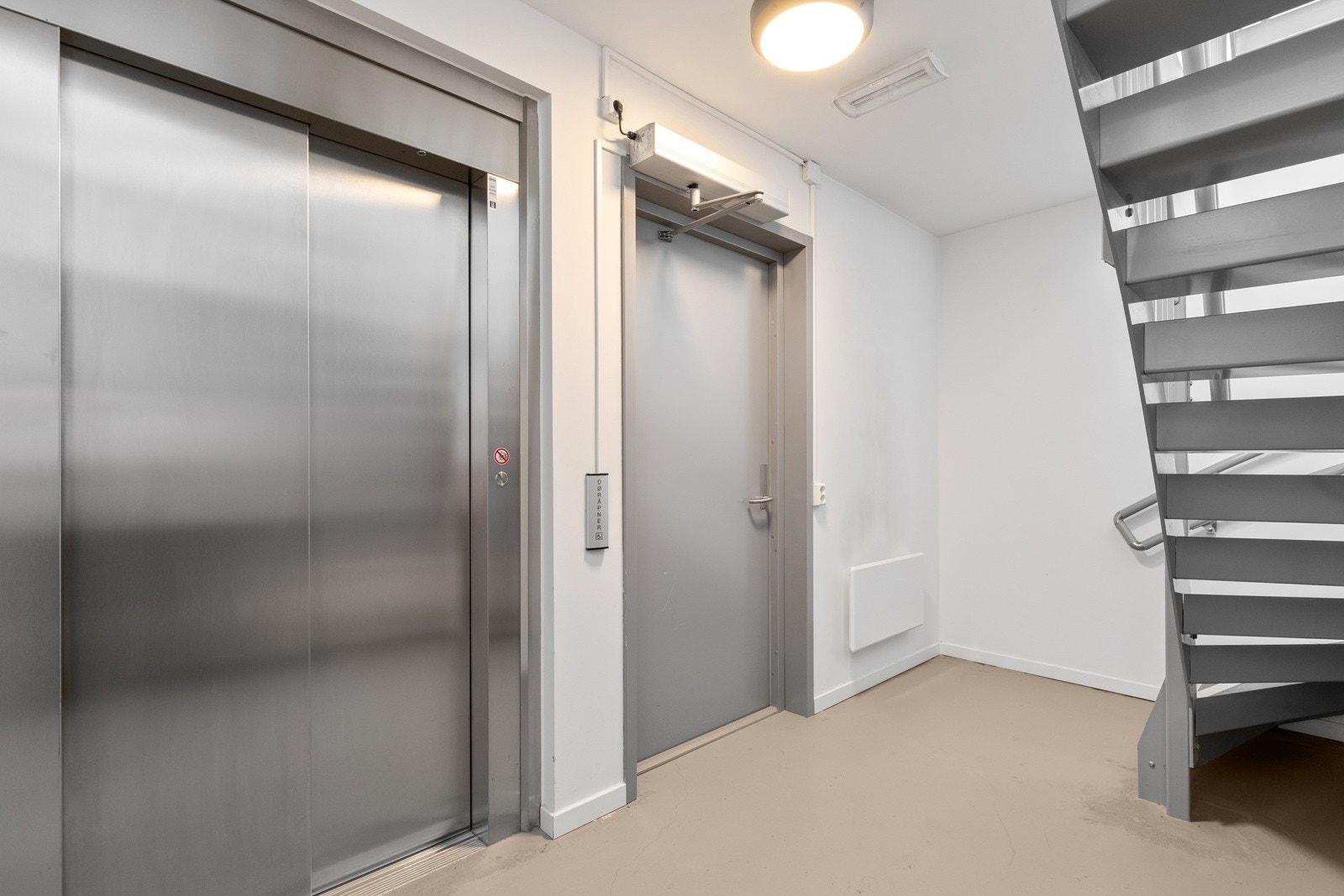 Fellesarealet og garasjen blir vasket en gang i uken. Om vinteren blir det brukt vannstøvsuger for å fjerne smeltevann fra bilene. Galleribilde