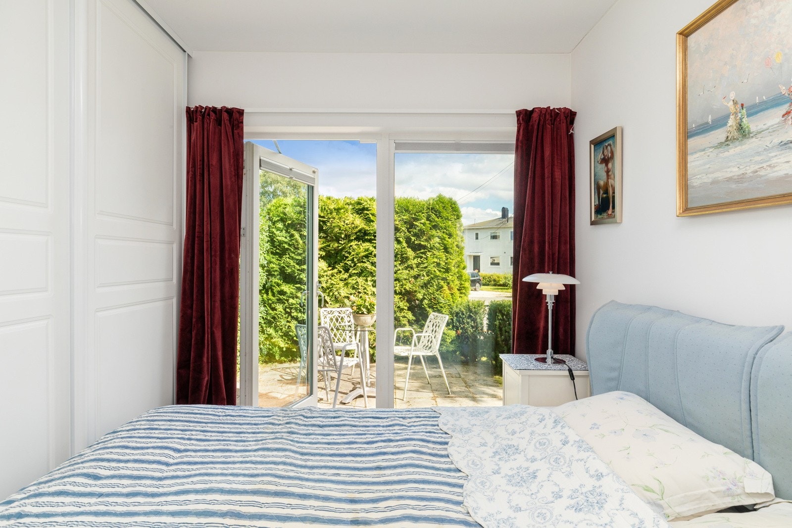 Leiligheten har to romslige soverom med ingen gjenboere, og skjermet for naboer. Galleribilde