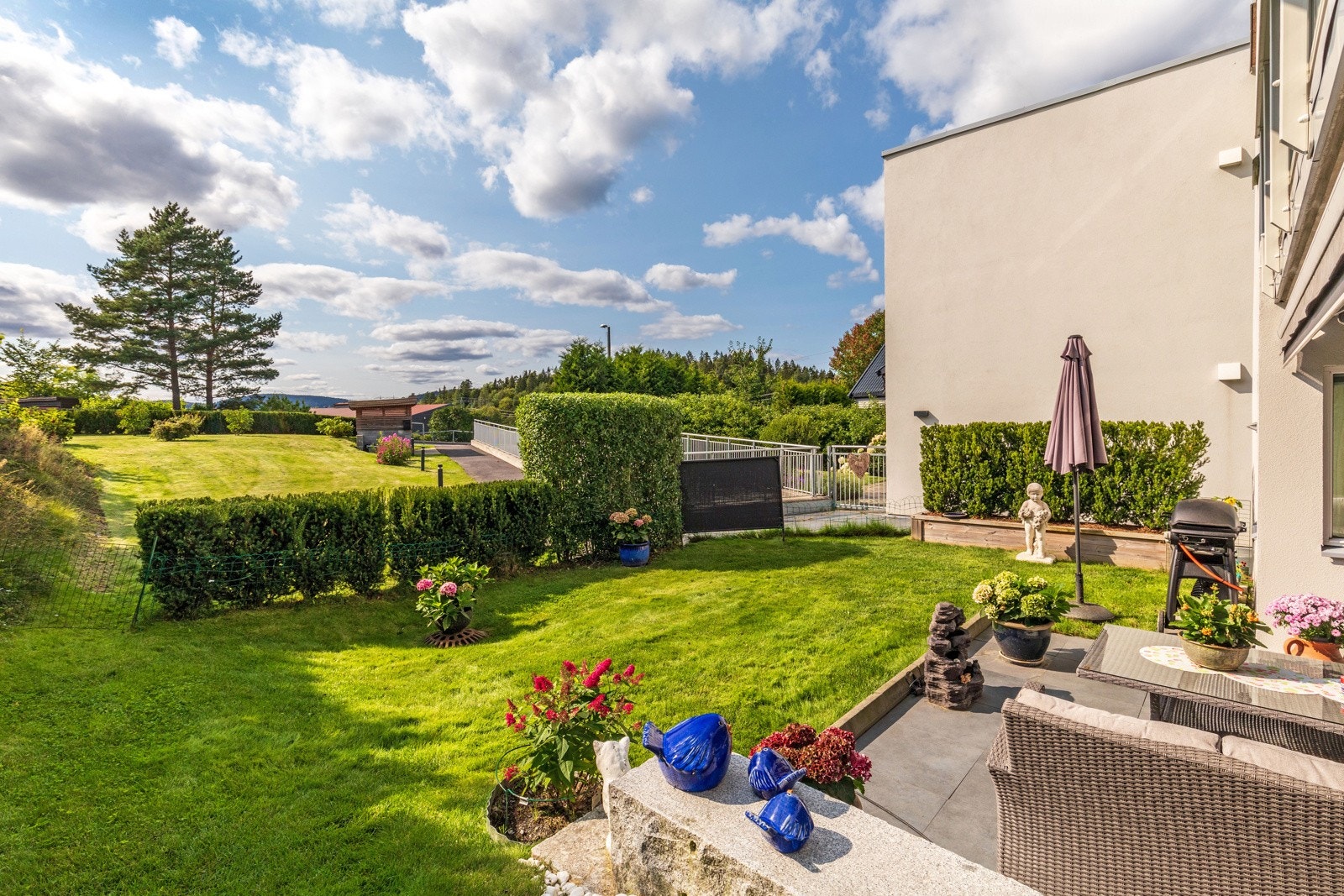 Det er elektrisk markise med nedfellbar levegg. I tillegg nedfellbar levegg på hushjørnet. Galleribilde