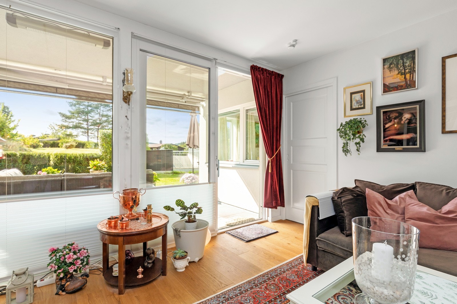 Boligen ligger tilbaketrukket på eiendommen med ingen gjenboere. Galleribilde