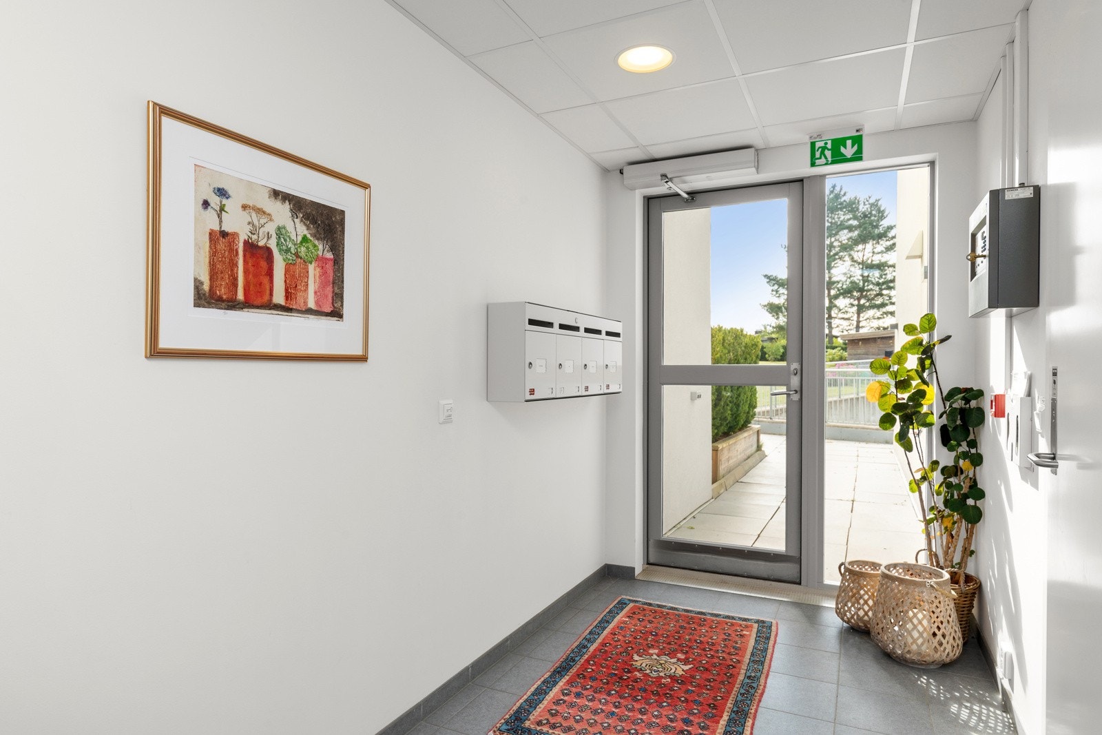 Inngangsparti. Det er nøkkelsafe i bygget hvis man har glemt nøkler eller trenger arbeid utført i leiligheten. Galleribilde