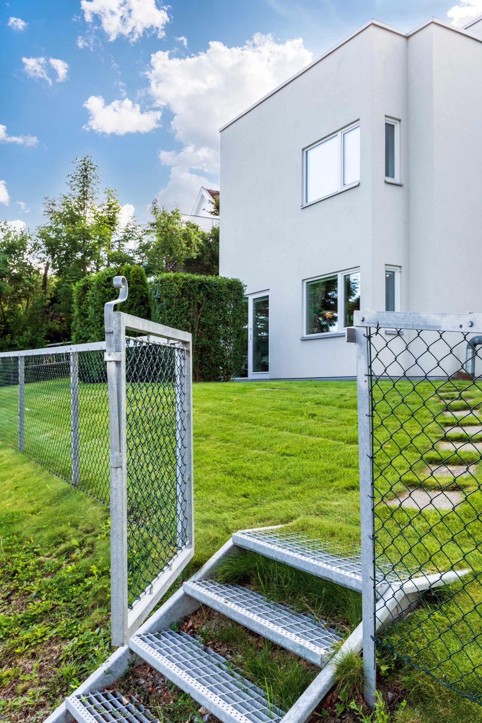 Adkomst til eiendommen fra Nordveien med trapp og port. Galleribilde